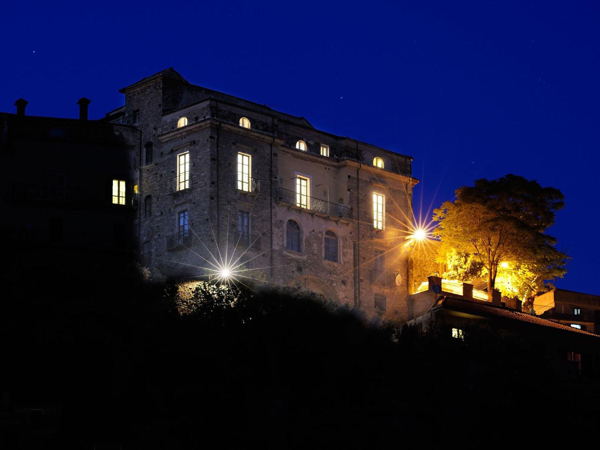 Residenza Matarazzo E Le Sue Soffitte Apartment Castellabate Luaran gambar