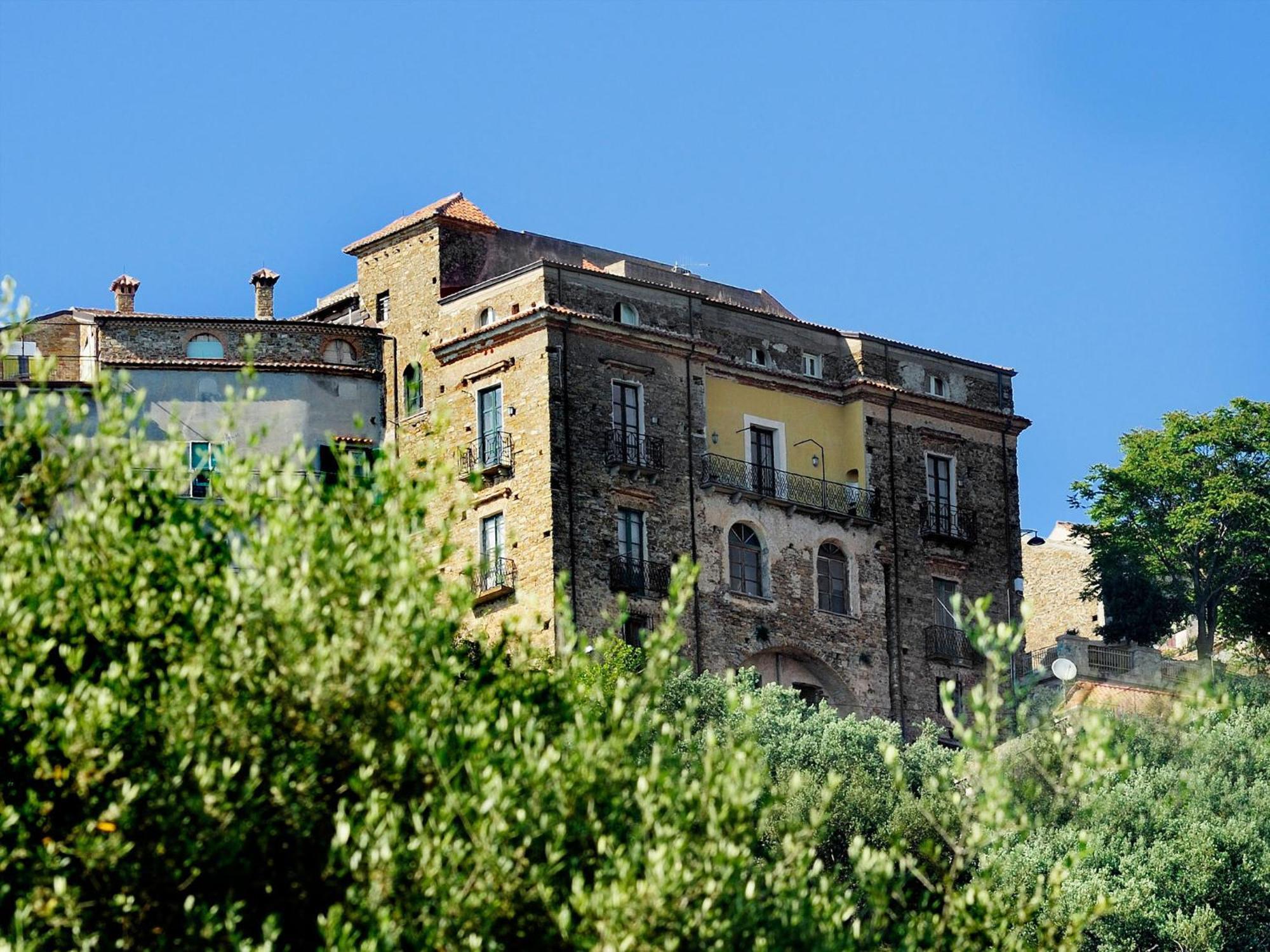 Residenza Matarazzo E Le Sue Soffitte Apartment Castellabate Luaran gambar