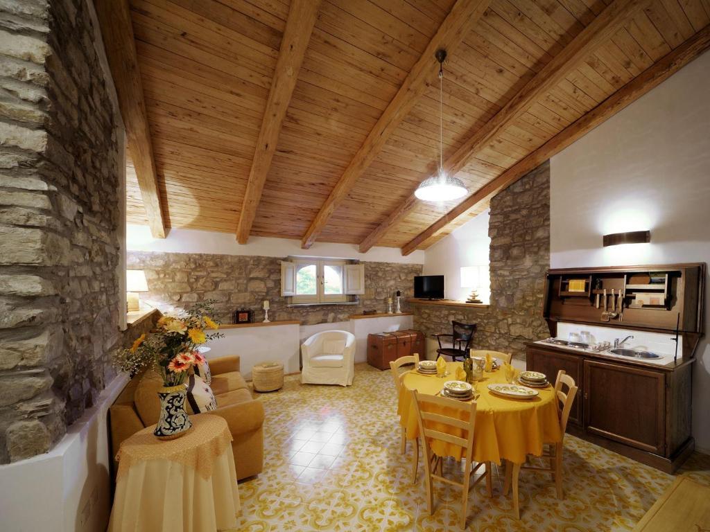 Residenza Matarazzo E Le Sue Soffitte Apartment Castellabate Bilik gambar