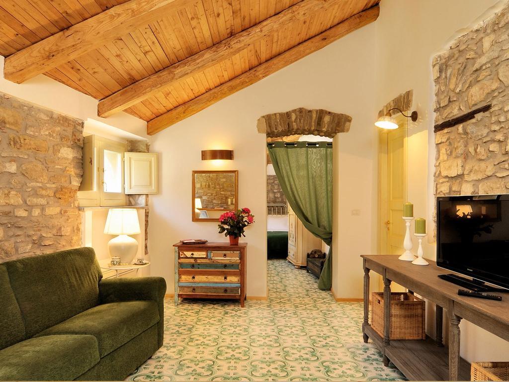 Residenza Matarazzo E Le Sue Soffitte Apartment Castellabate Bilik gambar